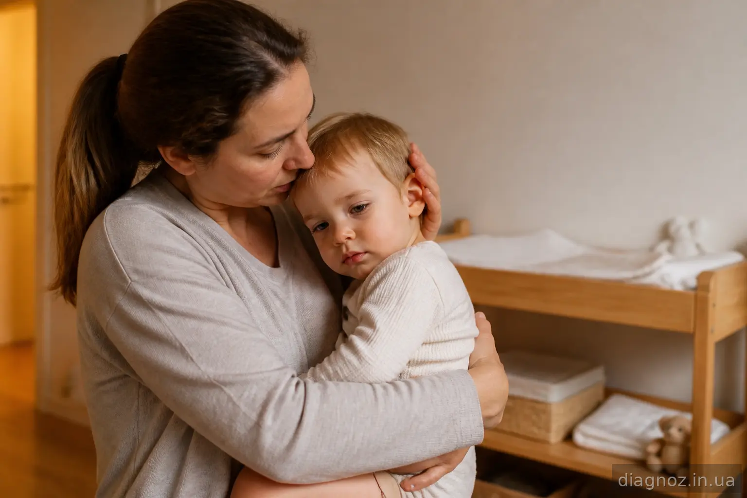 Мати заспокоює бліду дитину